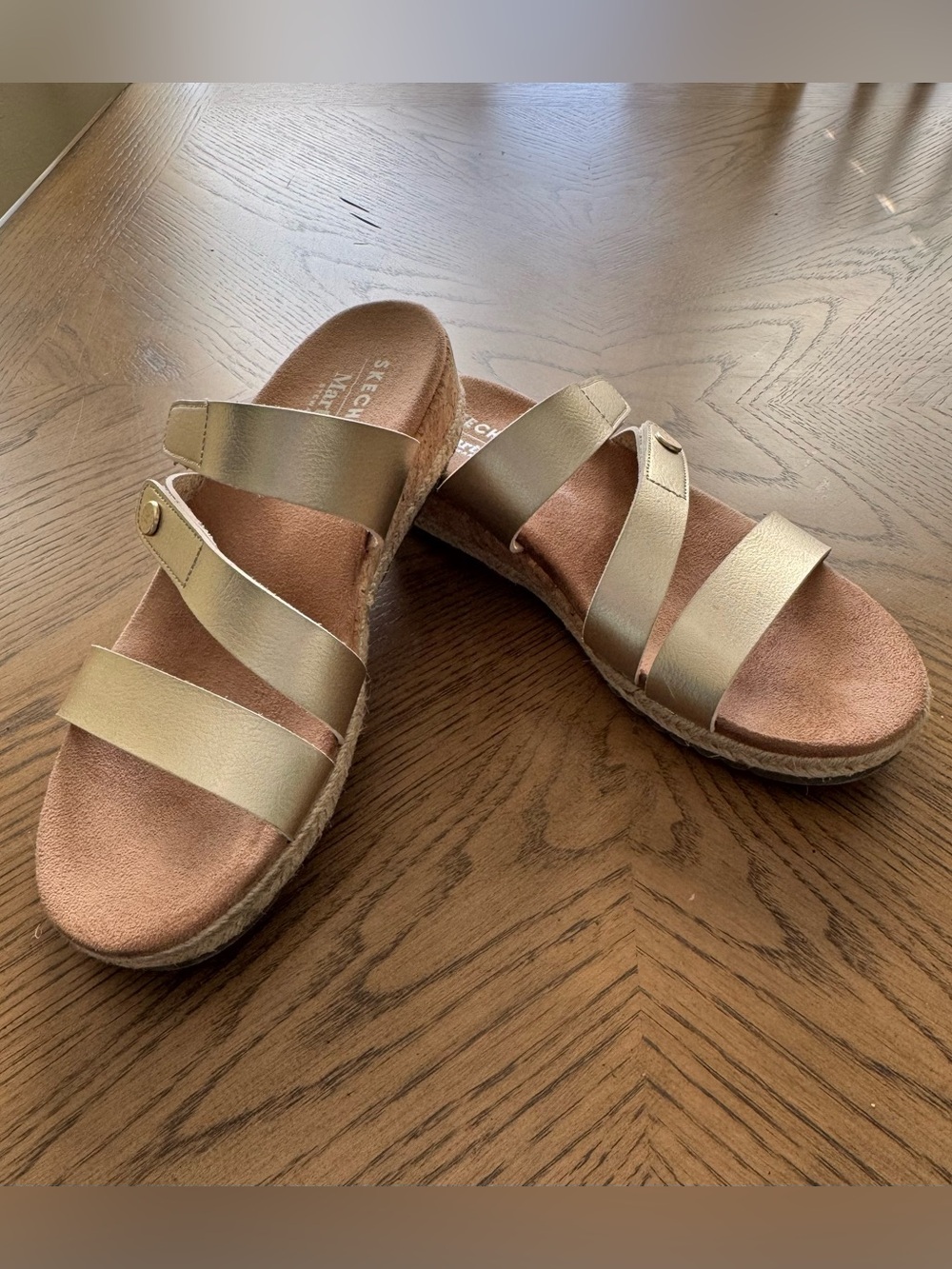 Skechers Martha Stewart Breezie Women's Sandals with Gold Metallic Straps Sz 8.5
